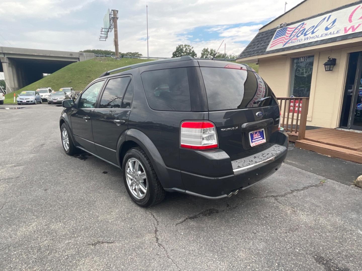 2008 Grey /Black Ford Taurus X Limited (1FMDK03W38G) , Automatic transmission, located at 5700 Curlew Drive, Norfolk, VA, 23502, (757) 455-6330, 36.841885, -76.209412 - Photo#4